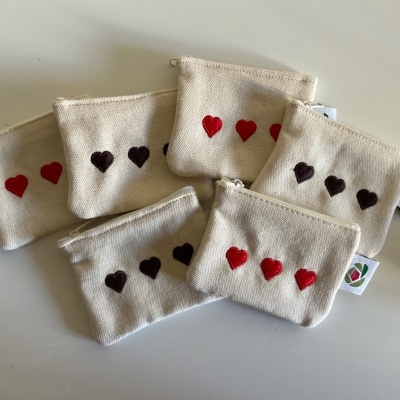 Bolsinha tecido crú c/ corações encarnados bordados