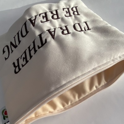 Bolsa de tecido bege com texto impresso e fecho