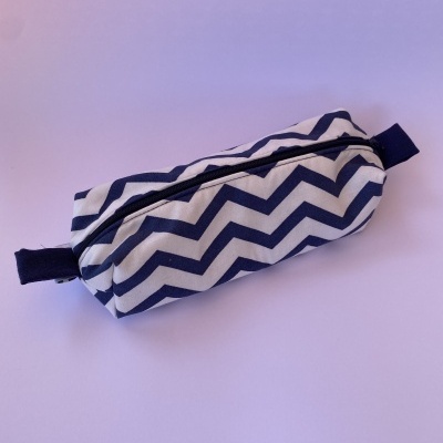 Estojo tecido zig zag azul escuro/branco