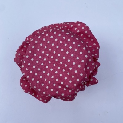 Capa em tecido vermelho com bolinhas brancas e elástico