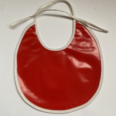 Babete vermelho com bordas brancas e tiras para amarrar
