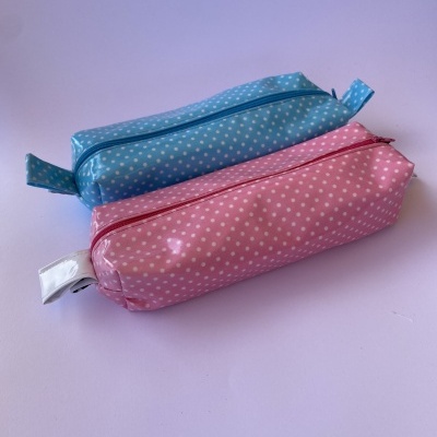 Estojo tecido plastificado rosa c/ bolas brancas