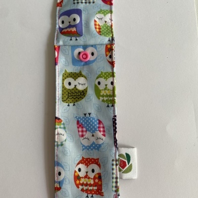 Estojo tecido azul claro com corujas coloridas e botões rosa