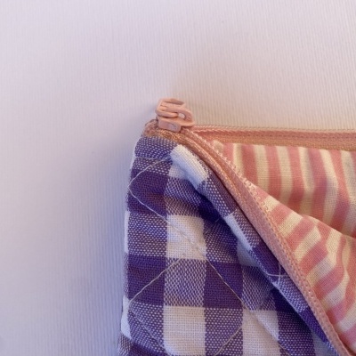 Bolo quadrado com zíper rosa e padrão xadrez roxo e branco