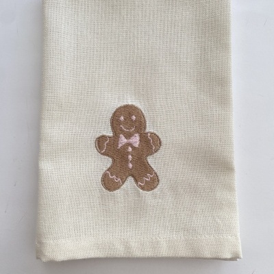 Toalha creme com bordado de boneco de gengibre