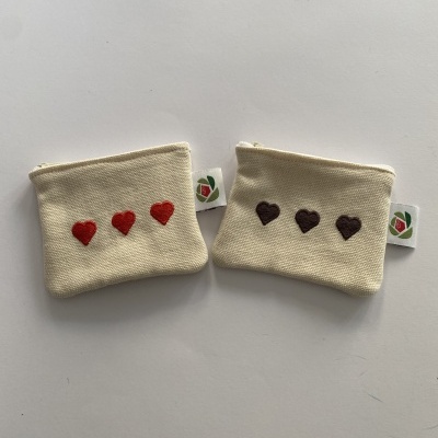 Bolsinha tecido crú c/ corações encarnados bordados
