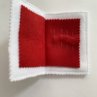 PORTA-AGULHAS BRANCO ''CORAÇÃO BALÃO''