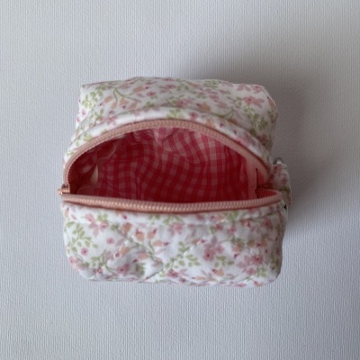 Carteira pequena floral acolchoada aberta com interior xadrez cor-de-rosa