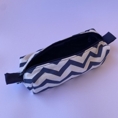 Estojo tecido zig zag azul escuro/branco