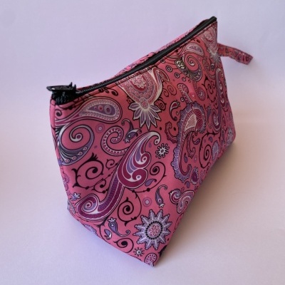 Nécessaire tecido plastificado rosa c/ cornucópias