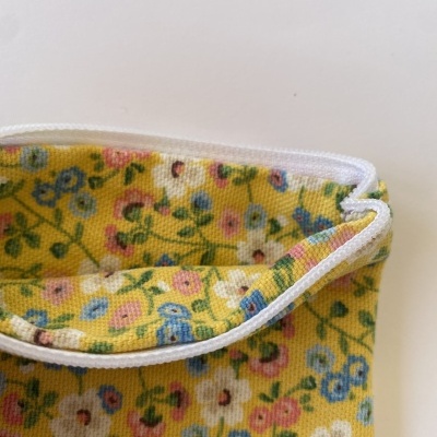 BOLSINHA AMARELA FLORAL ESTAMPADA