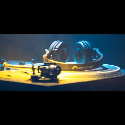 Headphones Pioneer preto sobre gira-discos preto com agulha