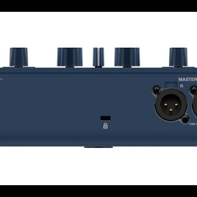 Conector traseiro de controlador DJ azul escuro com portas USB, SD, XLR, RCA e botões para microfones