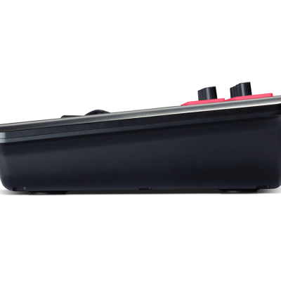 Mesa de som preta com botões vermelhos e pretos vista de lado