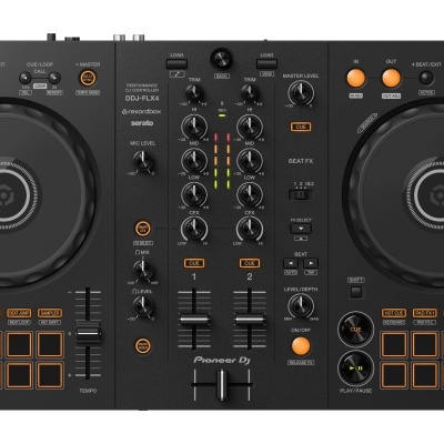 Controlador DJ Pioneer DJ DDJ-FLX4 preto com botões laranja e duas rodas giratórias.