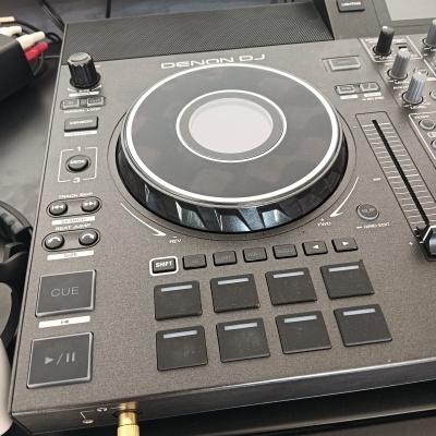 Comando DJ Denon DJ preto com botões e mostrador táctil