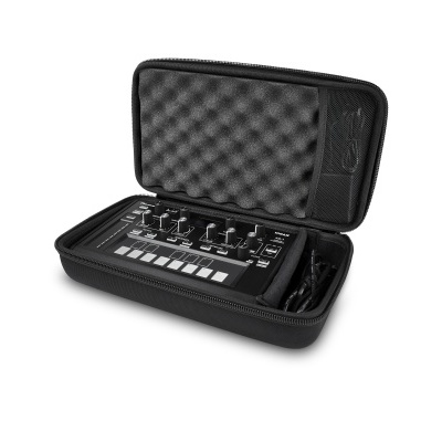 Estojo preto acolchoado com equipamento musical e cabo