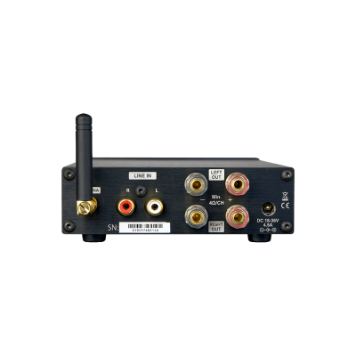 Conectores traseiros de amplificador de áudio preto com antena Wi-Fi