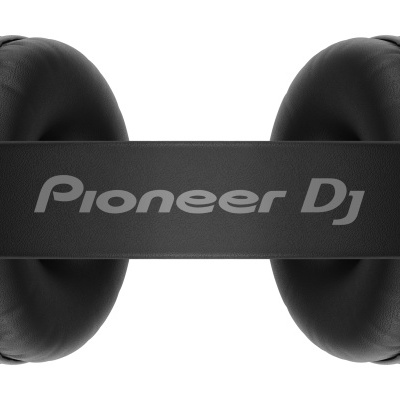 Auscultadores preto Pioneer DJ com almofadas em couro sintético.