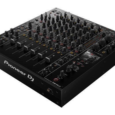 Mesa de mistura Pioneer DJ preta com botões e ecrã digital