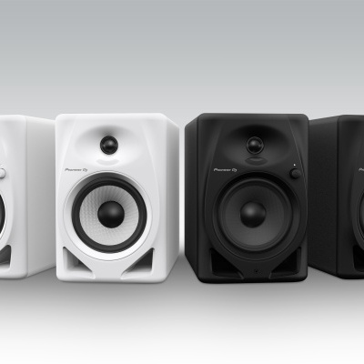 Colunas de áudio Pioneer DJ brancas e pretas sobre fundo cinzento