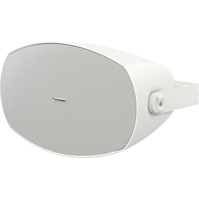 Coluna de som exterior branca com grelha metálica e suporte de fixação.