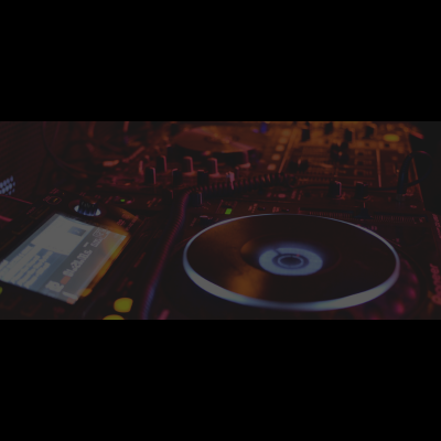 Mesa de DJ com controlador digital preto e ecrã iluminado