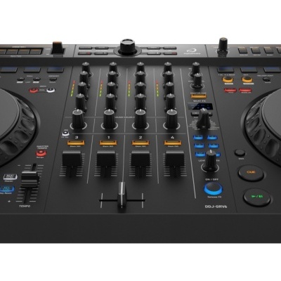 Controlador DJ preto com jog wheels e botões de controlo