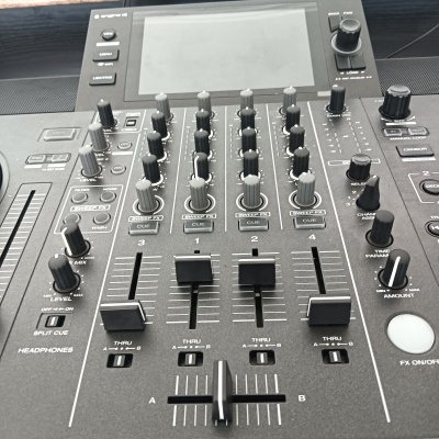Mesa de mistura Denon DJ preta com botões e slider