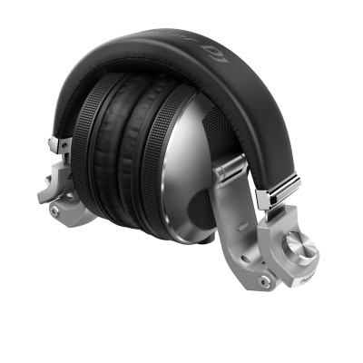 Headphones pretos dobrados com metal prateado e texto Pioneer DJ na banda.