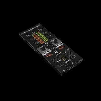 Consola de mistura de DJ preta com botões e sliders coloridos e texto VISCOOL.