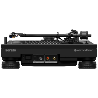 Gira-discos preto com conexões USB e PHONO OUT e logotipos Serato e Rekordbox