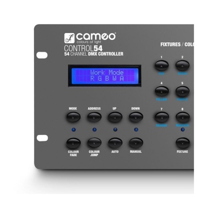 Controlador DMX preto Cameo CONTROL54 com ecrã azul e vários botões pretos etiquetados.