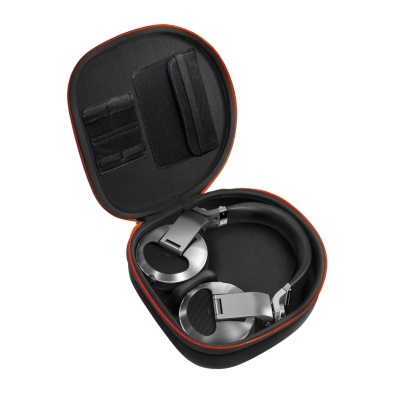 Fones de ouvido prateados com estojo preto aberto e fecho vermelho