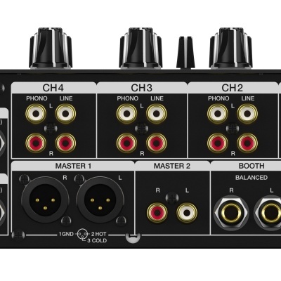 Painel traseiro de equipamento Pioneer DJ com múltiplas conexões de áudio e USB