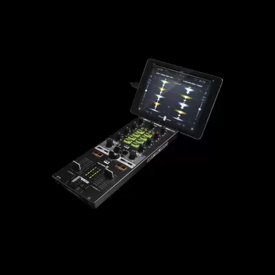 Mesa de mistura DJ preta com botões verdes e ecrã táctil preto com ondas sonoras