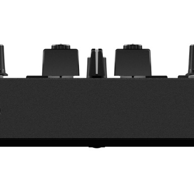 Controlador DJ preto com botões e knobs visto de lado