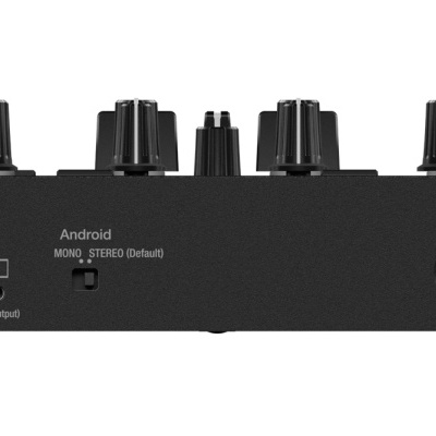 Plataforma DJ Pioneer DJ preta com botões e vários conectores traseiros