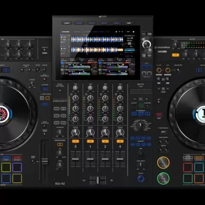 Mesa de mistura DJ preta com ecrã digital e pratos giratórios