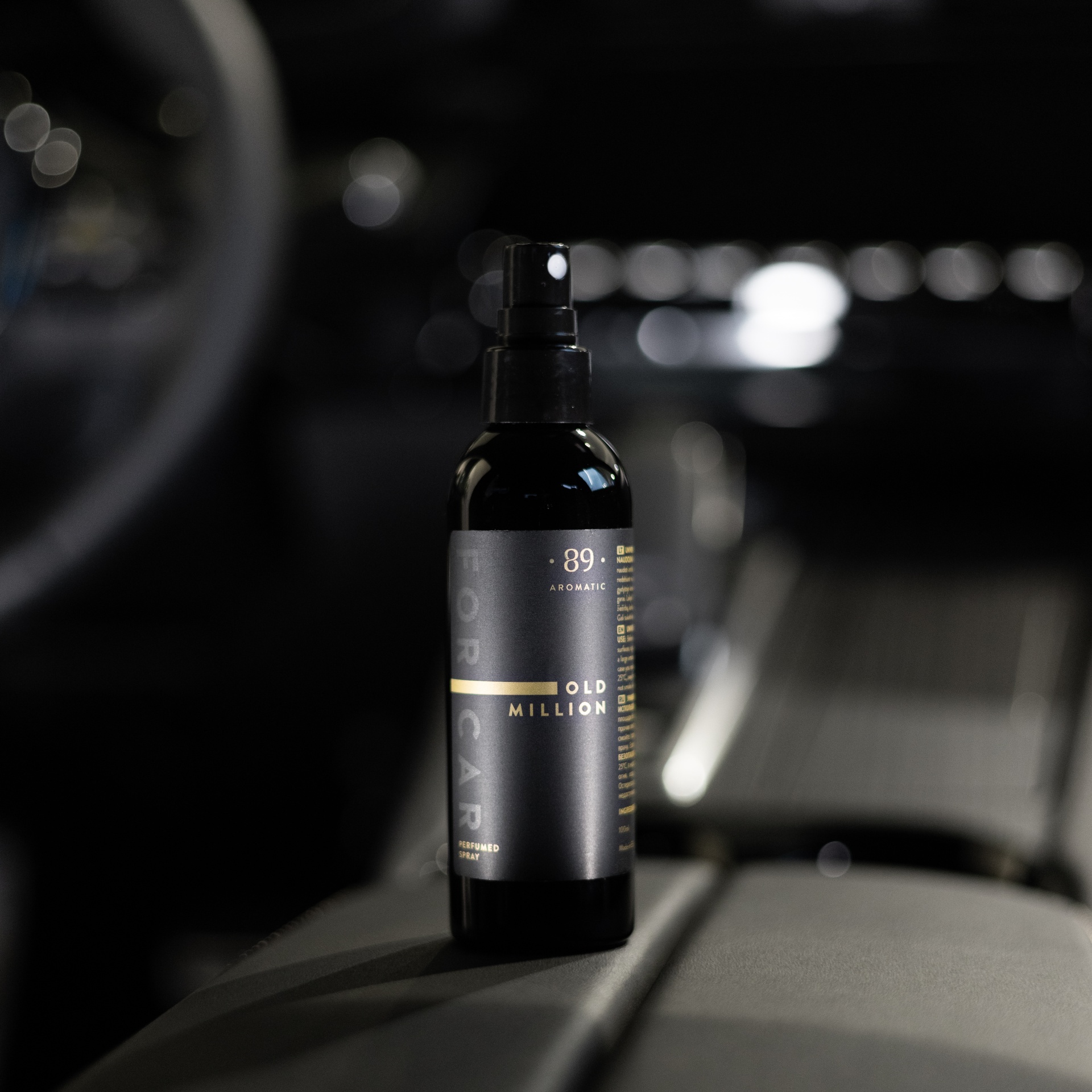 Frasco preto de spray perfumado com rótulo preto e dourado