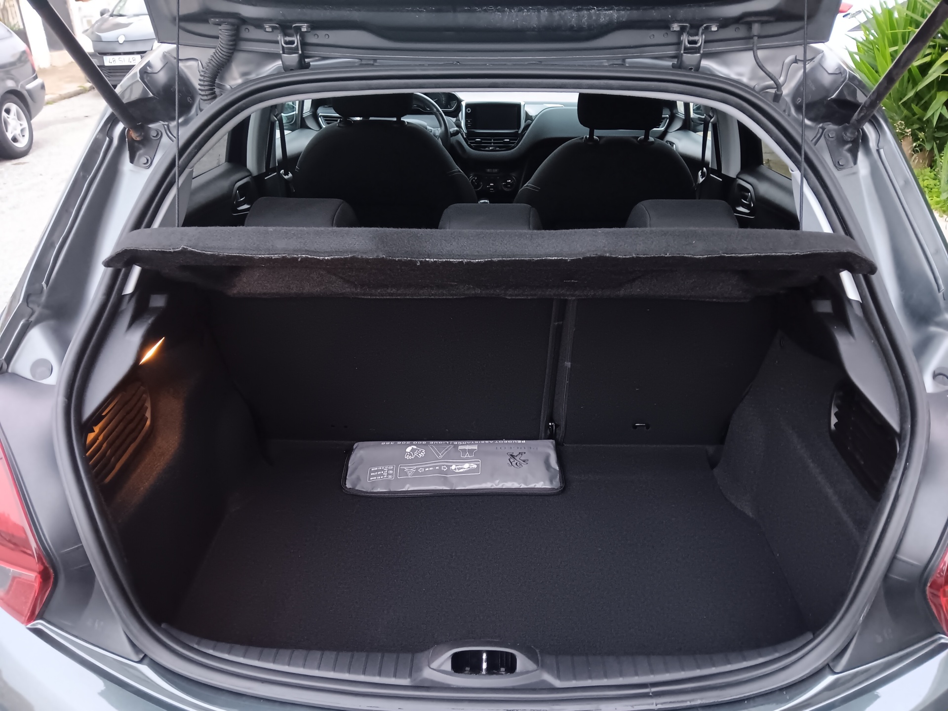 Peugeot 208 Style 1.2 82cv Peugeot 208 Style 1.2 82cv