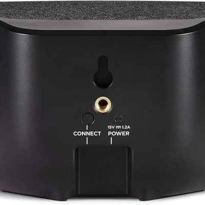 Coluna de som preta vista de trás com entradas e texto CONNECT POWER.