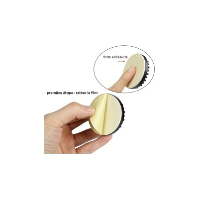 Disco adesivo redondo com proteção amarela sendo removida por uma mão