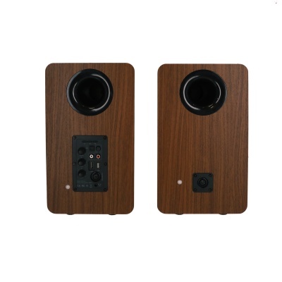 par de colunas de madeira com botões e ligações