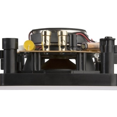 Aparelho eletrónico compacto com componentes visíveis e base branca