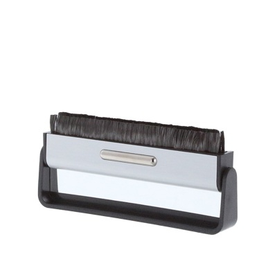 Escova limpa teclados preta com corpo metálico prateado e cerdas pretas