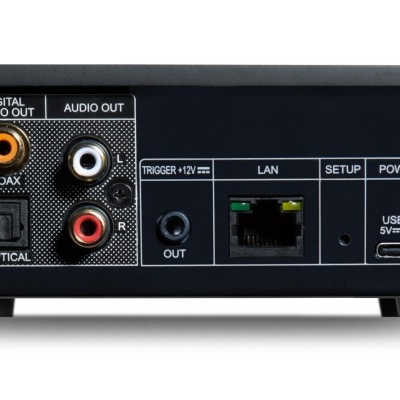 Aparelho eletrônico preto com várias portas na parte traseira