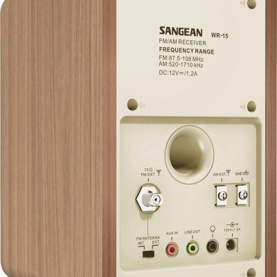 Receptor FM/AM Sangean WR-15 em madeira com painel traseiro creme e botões