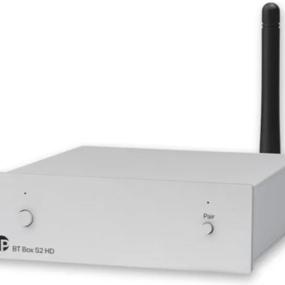 Aparelho electrónico branco com botões frontais e antena preta