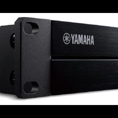 Amplificador profissional preto Yamaha com logotipo branco